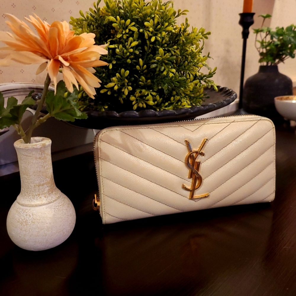 🤍❤️‍🔥💋Authentic pre-owned Yves Saint Laurent Chevron zip around wallet! 🤍💋